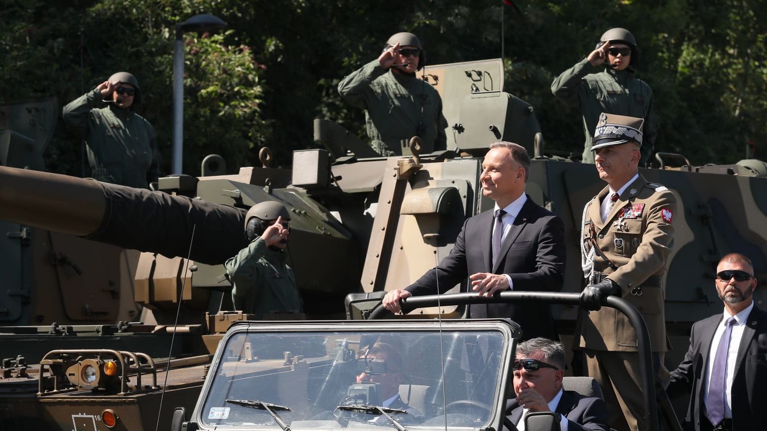 Andrzej Duda (Mitte l), Präsident von Polen, und General Rajmund Andrzejczak (Mitte r), Generalstabschef von Polen: Das Land rüstet massiv auf.