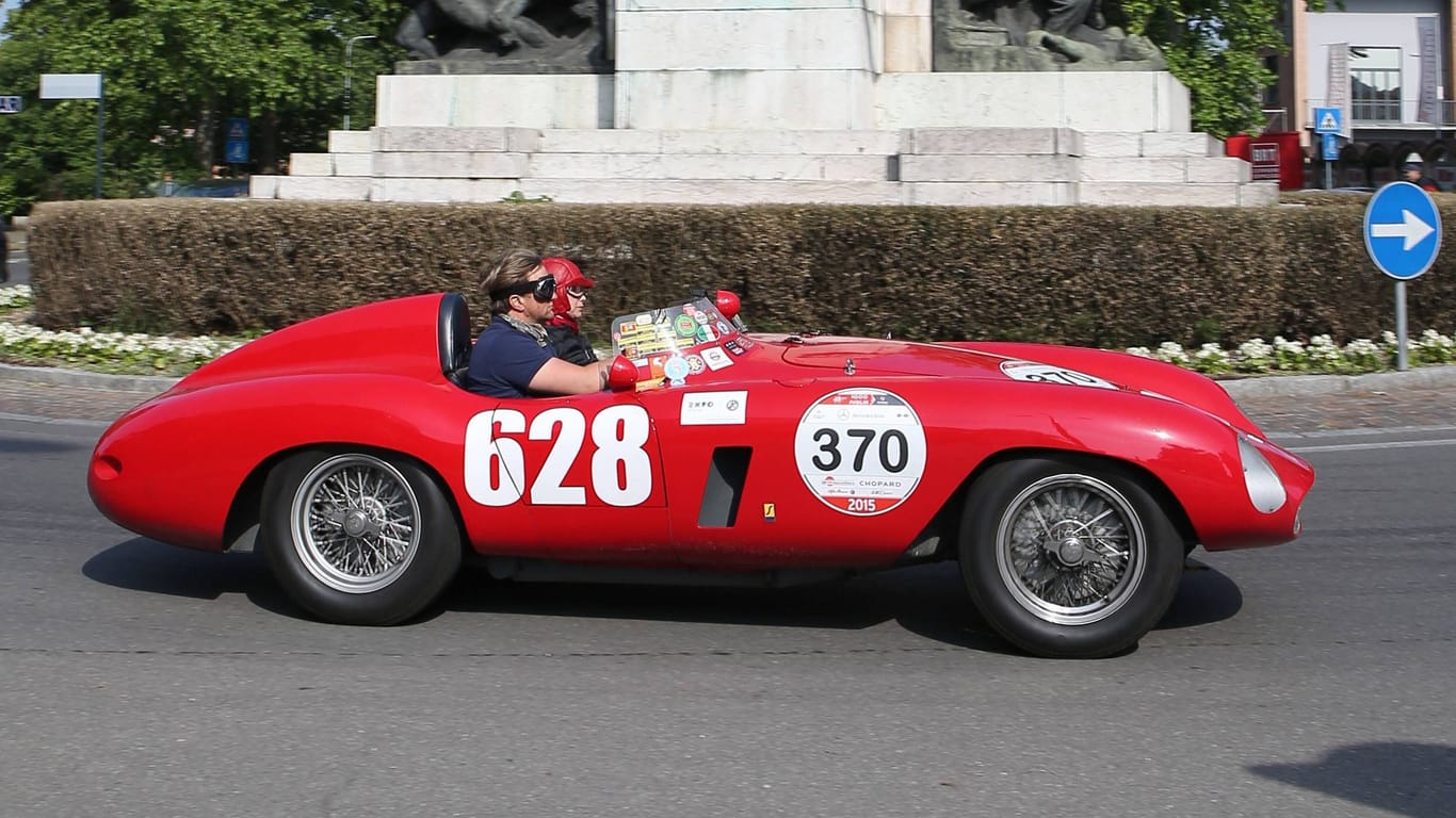 Ferrari 500 Mondial bei einer Neuauflage des historischen "Mille Miglia"-Straßenrennens: Im Topzustand ist das Auto etliche Miliionen wert.