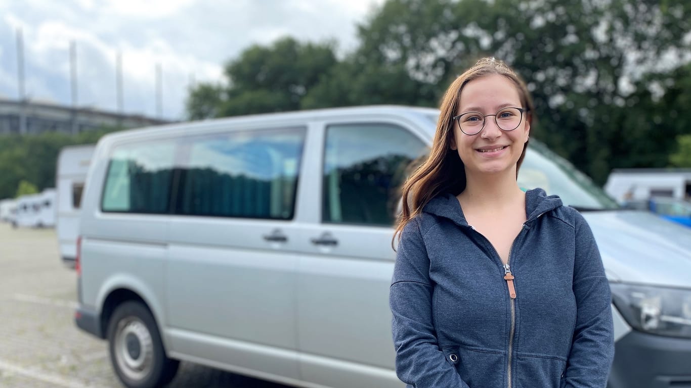 Lena will zum ersten Mal nach Wacken, steckt aber in Hamburg fest: Sie ist froh, einen Parkplatz gefunden zu haben.