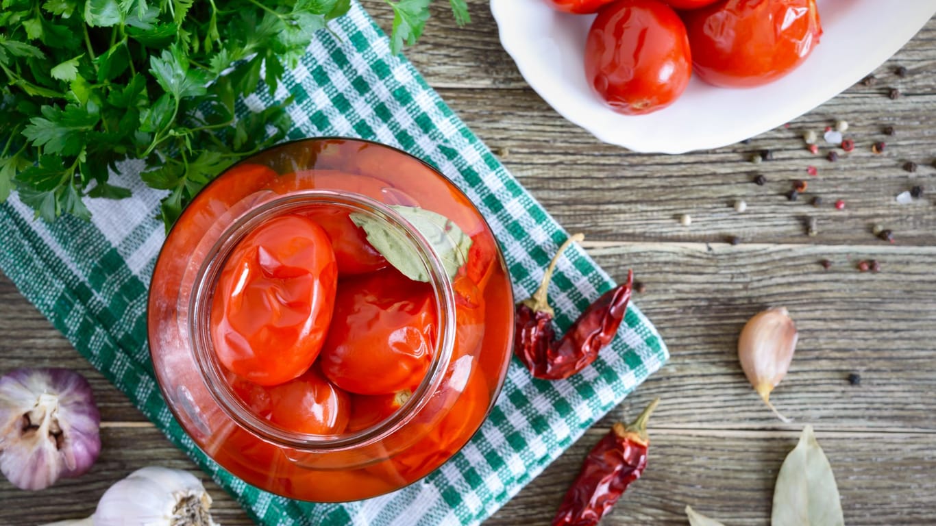 Tomaten und Basilikum harmonieren geschmacklich perfekt miteinander.