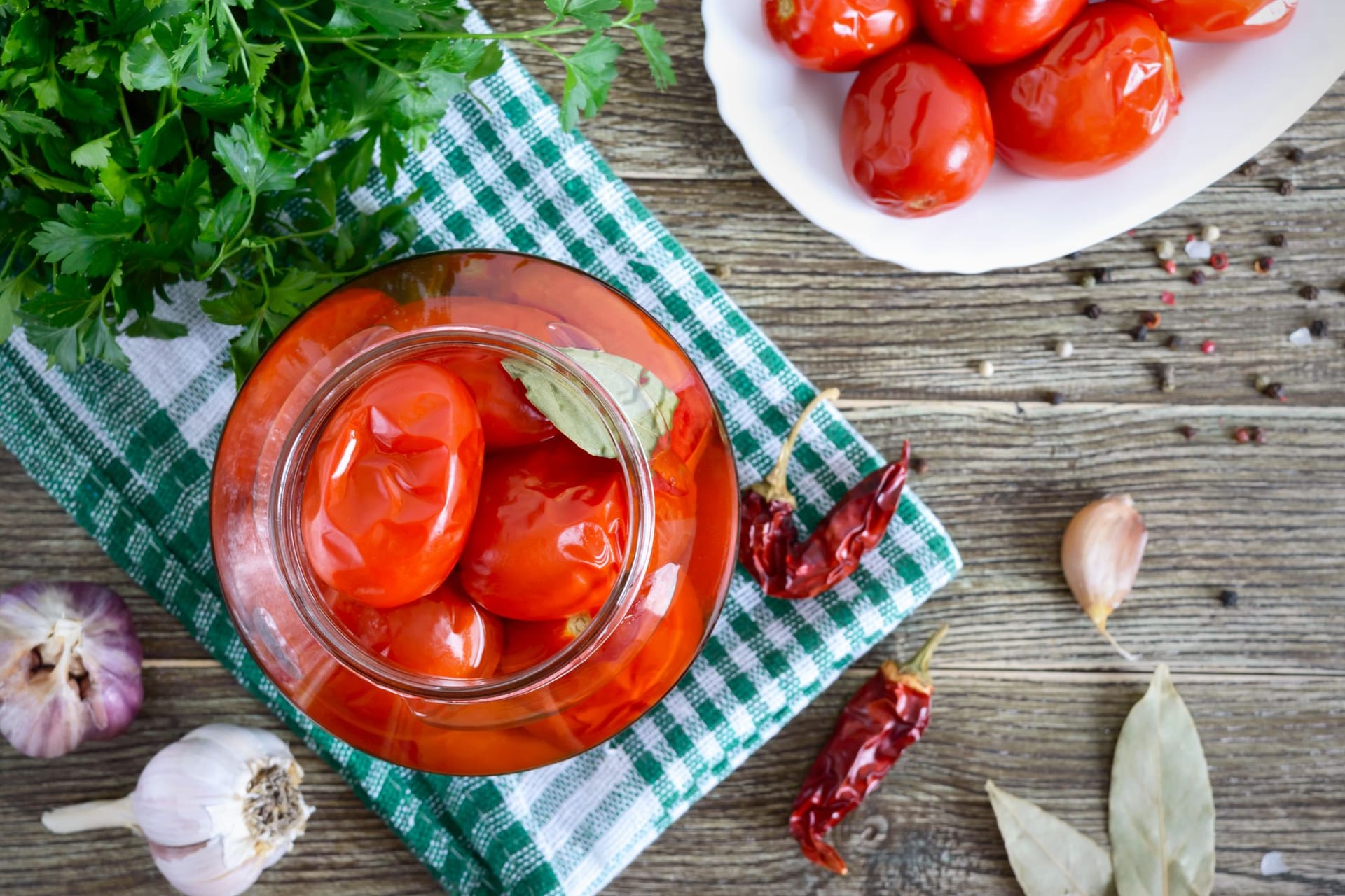 Tomaten und Basilikum harmonieren geschmacklich perfekt miteinander.