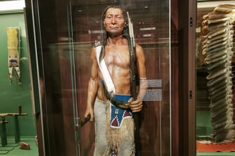 Seit 1933 steht die Komantschen-Figur im Karl-May-Museum: 90 Jahre lang blieb das verbotene Symbol auf dem Hinterteil des lebensgroßen Kriegers unbemerkt.