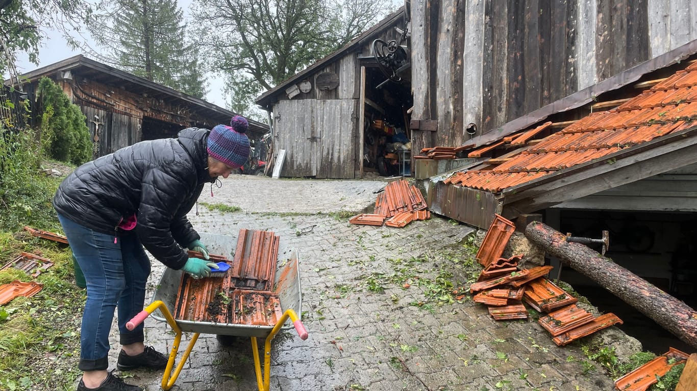 Aufräumarbeiten: Dorfbewohnerin Christel Maier sucht und reinigt Ziegel, die heil geblieben sind.