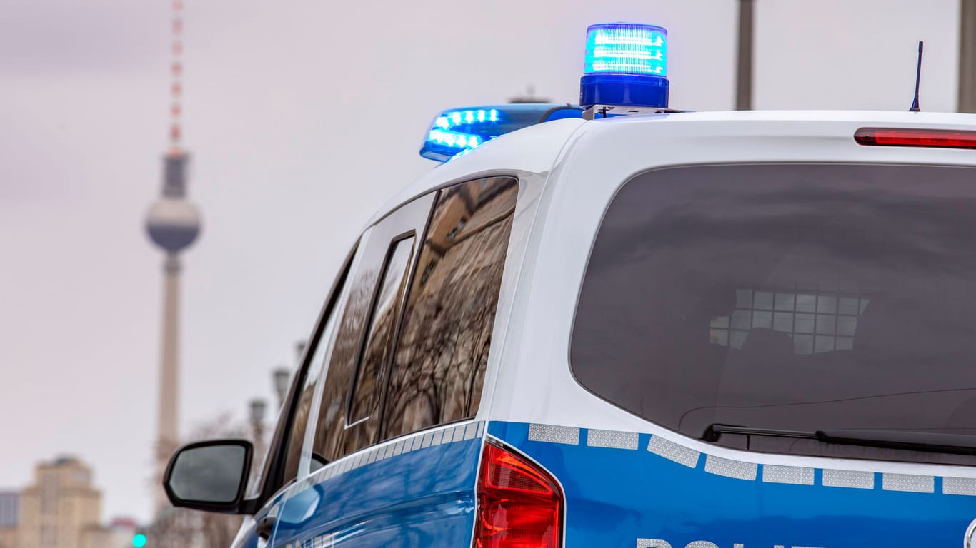 Streifenwagen am Alexanderplatz (Archivbild): Die Polizei will den Vorfall auswerten.