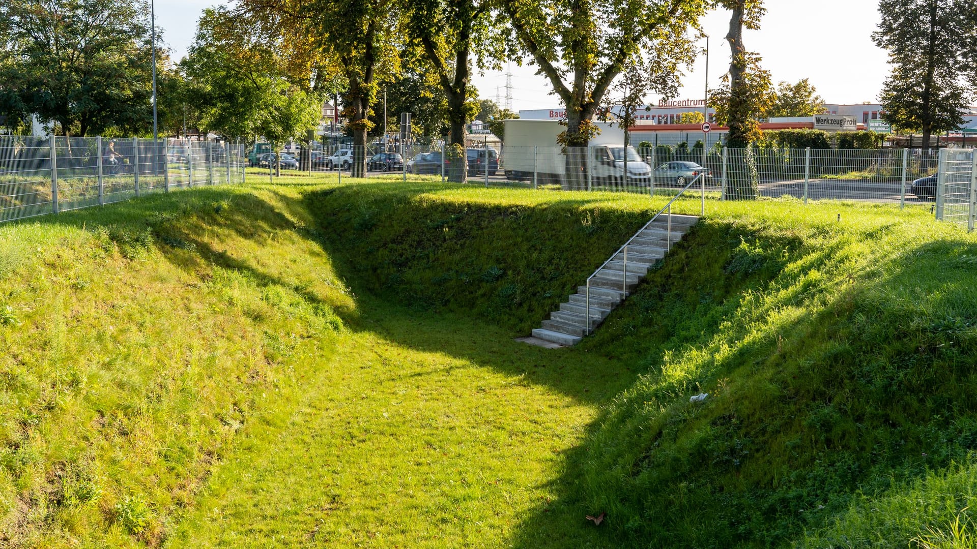 Durch diese Regenmulde gibt es weniger Überflutungen in Dinslaken.