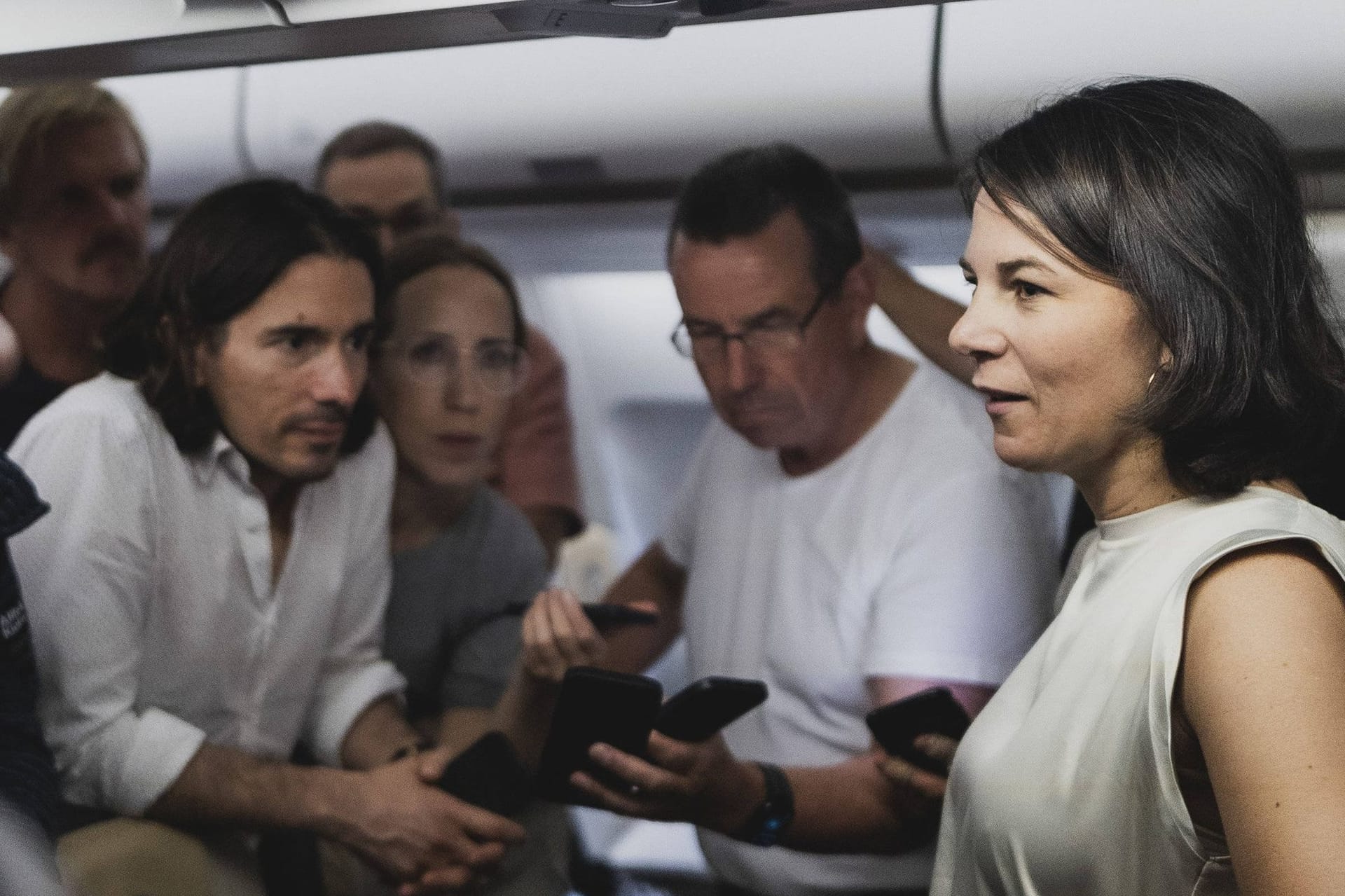 Bundesaußenministerin Annalena Baerbock spricht an Bord der defekten Regierungsmaschine A340 zu mitreisenden Journalisten