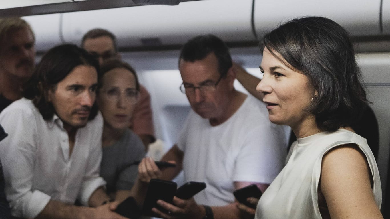 Bundesaußenministerin Annalena Baerbock spricht an Bord der defekten Regierungsmaschine A340 zu mitreisenden Journalisten