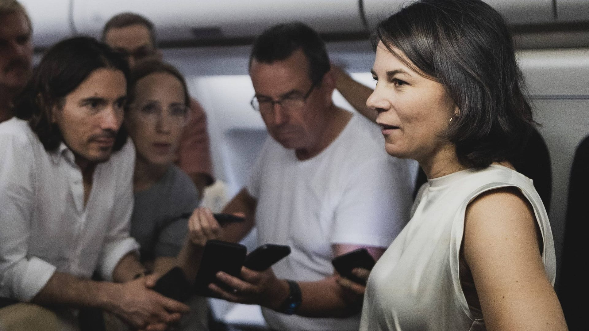 Bundesaußenministerin Annalena Baerbock spricht an Bord der defekten Regierungsmaschine A340 zu mitreisenden Journalisten