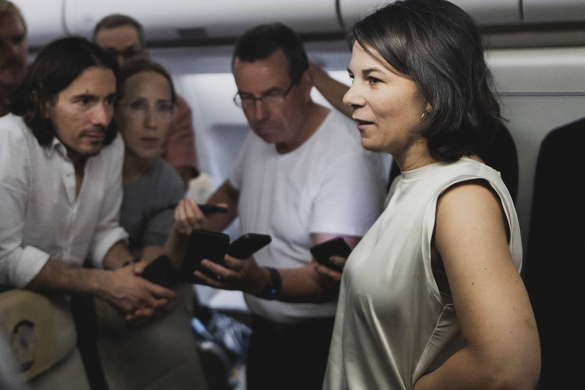 Bundesaußenministerin Annalena Baerbock spricht an Bord der defekten Regierungsmaschine A340 zu mitreisenden Journalisten