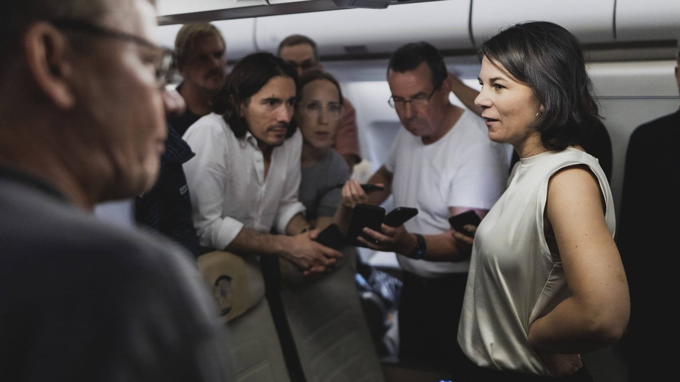 Bundesaußenministerin Annalena Baerbock spricht an Bord der defekten Regierungsmaschine A340 zu mitreisenden Journalisten