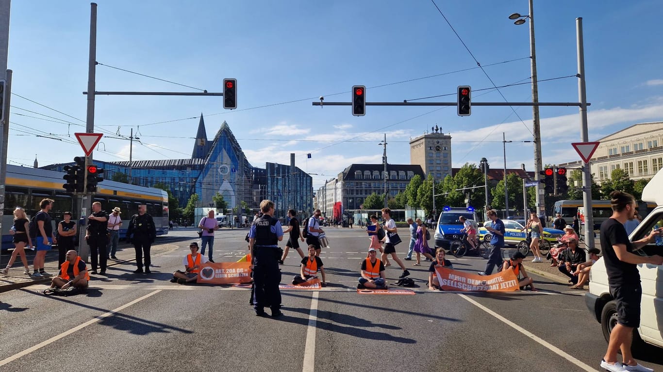 Aktivisten der "Letzten Generation" blockieren in Leipzig: Es kommt zu Staus.