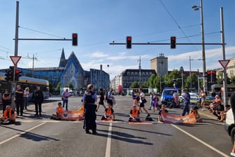 Aktivisten der "Letzten Generation" blockieren in Leipzig: Es kommt zu Staus.