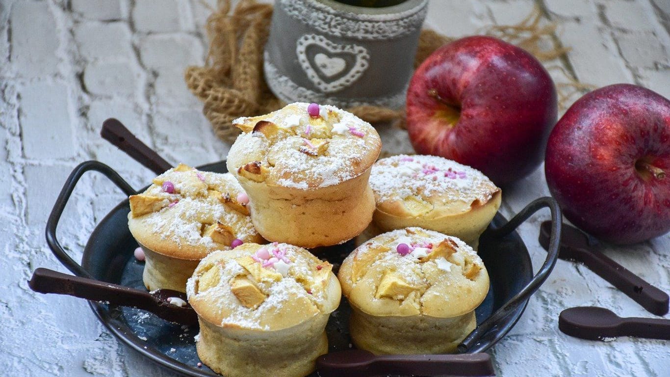 Sind Ihnen die Muffins mit Apfelmus nicht süß genug, dann bestreuen Sie diese ganz einfach mit etwas Puderzucker.