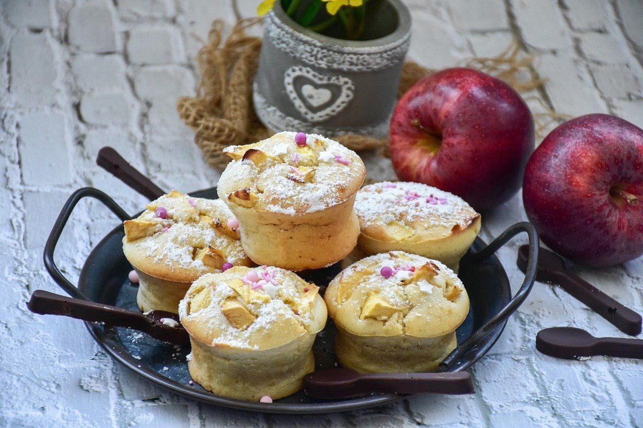 Sind Ihnen die Muffins mit Apfelmus nicht süß genug, dann bestreuen Sie diese ganz einfach mit etwas Puderzucker.