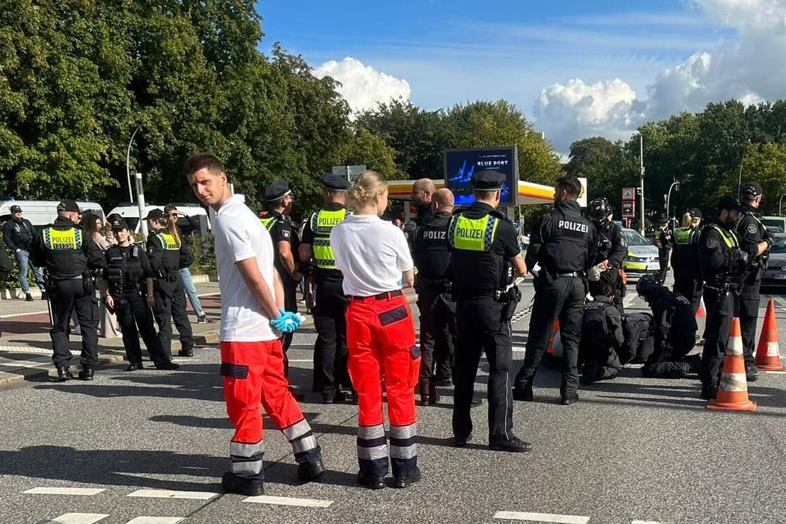 Nachdem sich die "Letzte Generation" kurzzeitig am Dammtor niedergelassen hat, hat die Polizei die Blockade wieder aufgelöst.