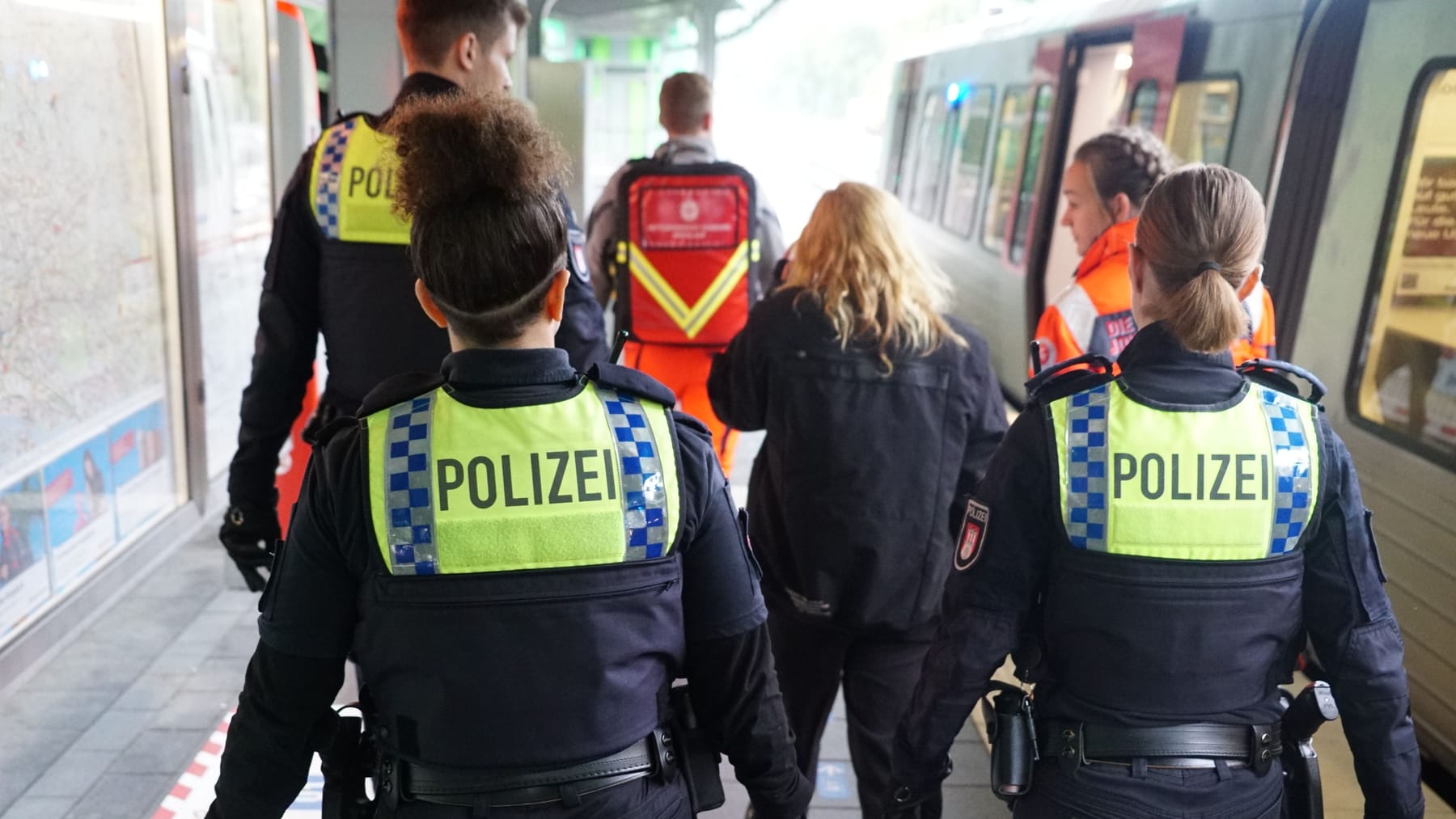 Hamburg: Frau Attackiert Mann Mit Messer In U-Bahn