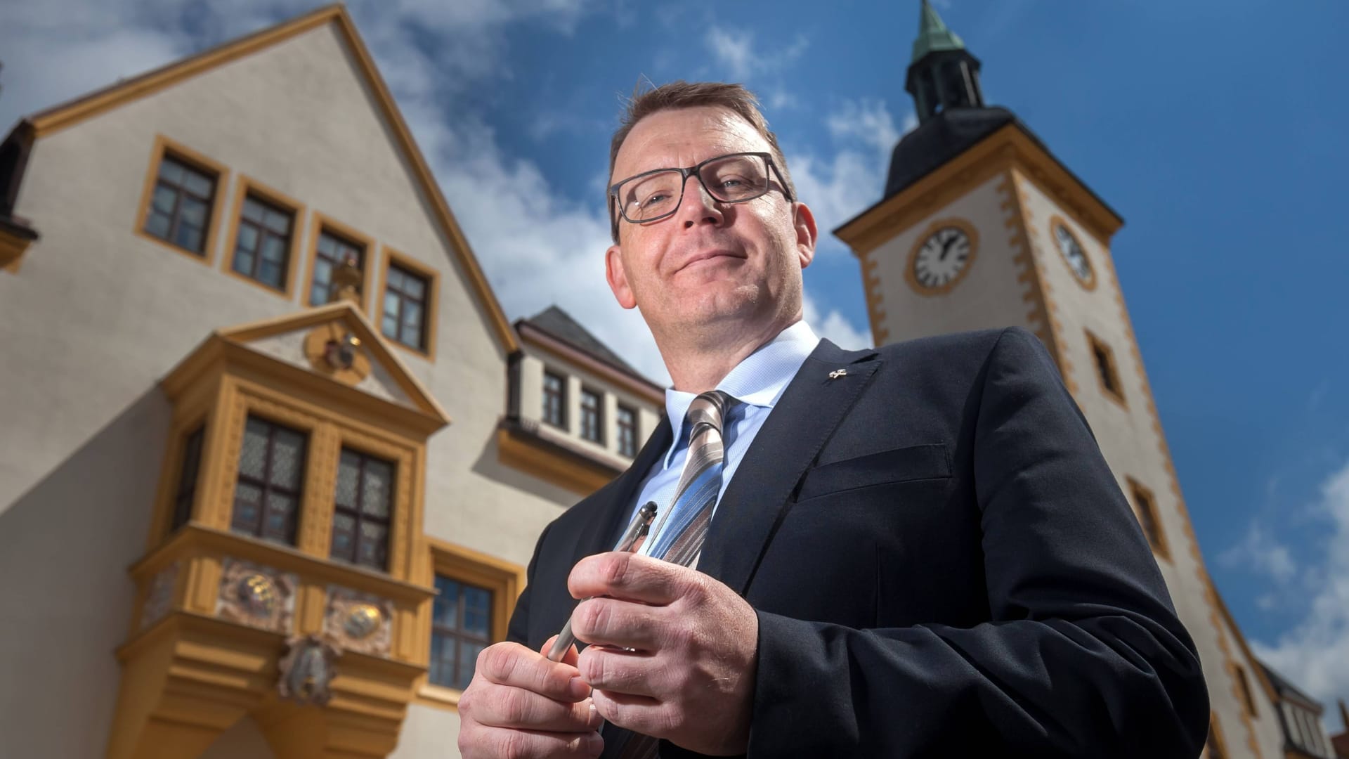 Oberbürgermeister Sven Krüger vor dem Rathaus in Freiberg (Archivfoto): Eine Reise des Kommunalpolitikers sorgt für Aufsehen.