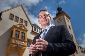 Oberbürgermeister Sven Krüger vor dem Rathaus in Freiberg (Archivfoto): Eine Reise des Kommunalpolitikers sorgt für Aufsehen.