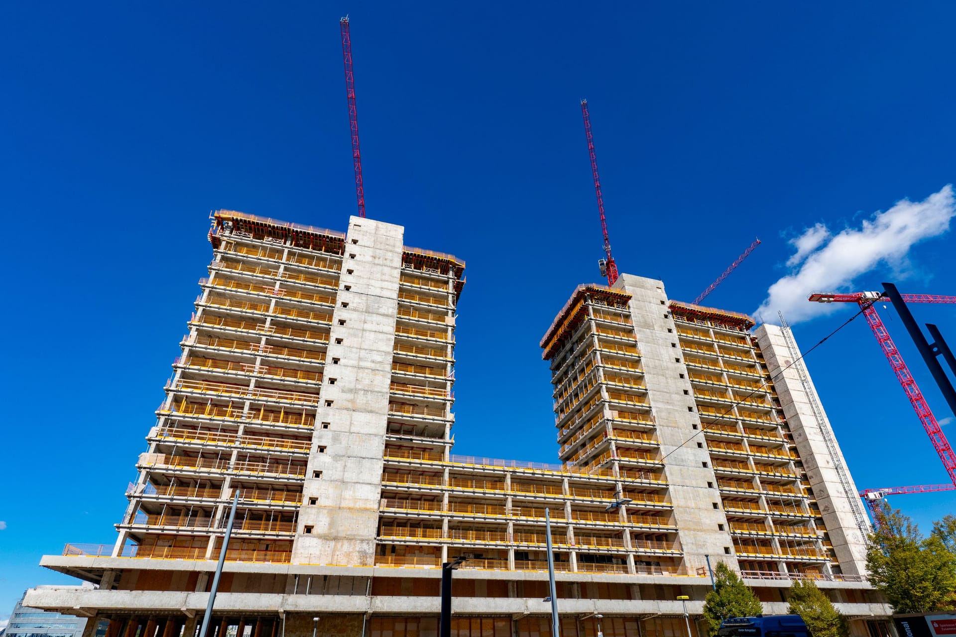 Die alten Siemens-Türme sind seit 2020 entkernte Hochhäuser in Offenbach-Kaiserlei: Bald soll es an der Baustelle wieder weitergehen.