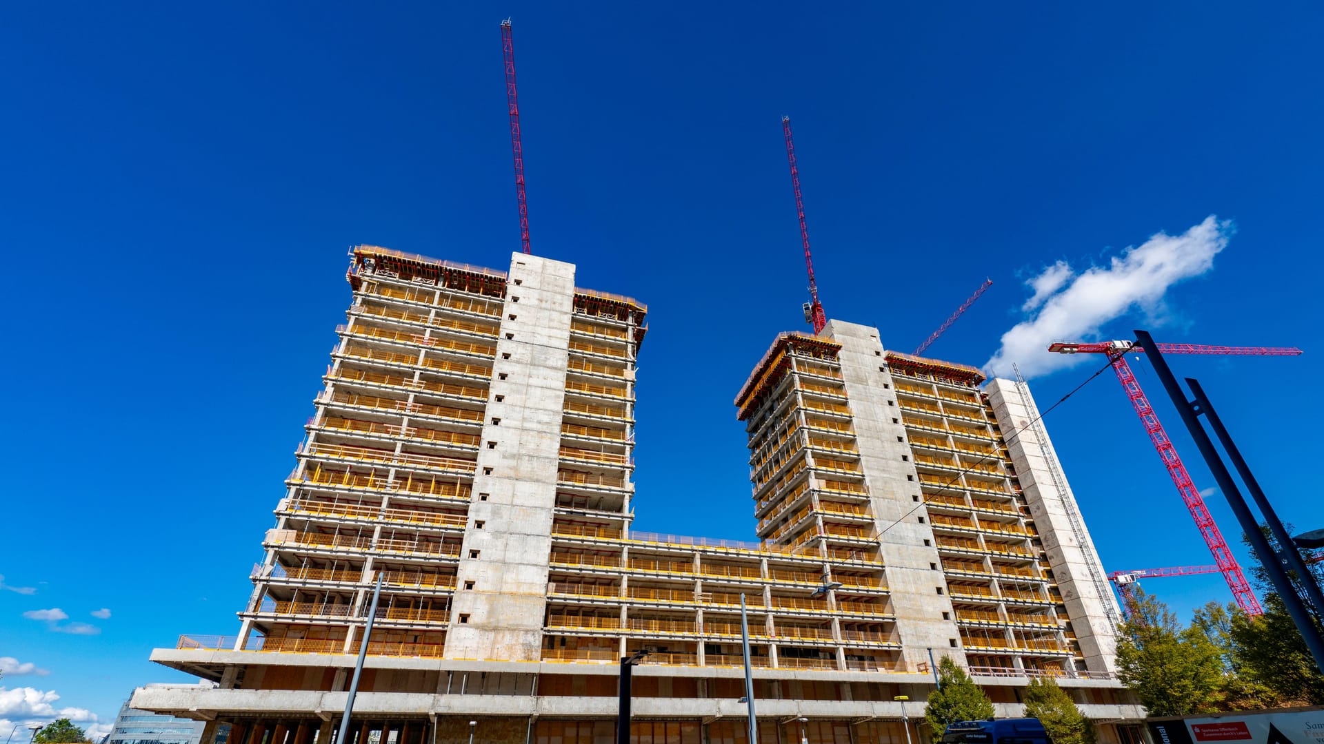 Die alten Siemens-Türme sind seit 2020 entkernte Hochhäuser in Offenbach-Kaiserlei: Bald soll es an der Baustelle wieder weitergehen.