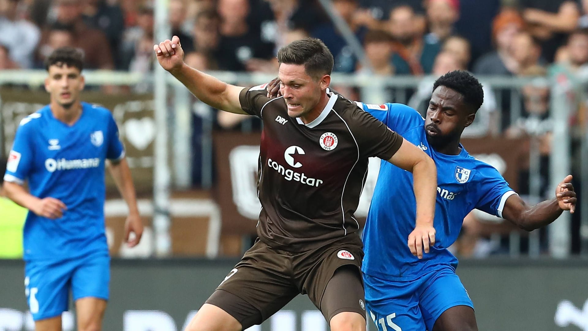 Andreas Albers (m.) und der FC St. Pauli bleiben weiter ungeschlagen.