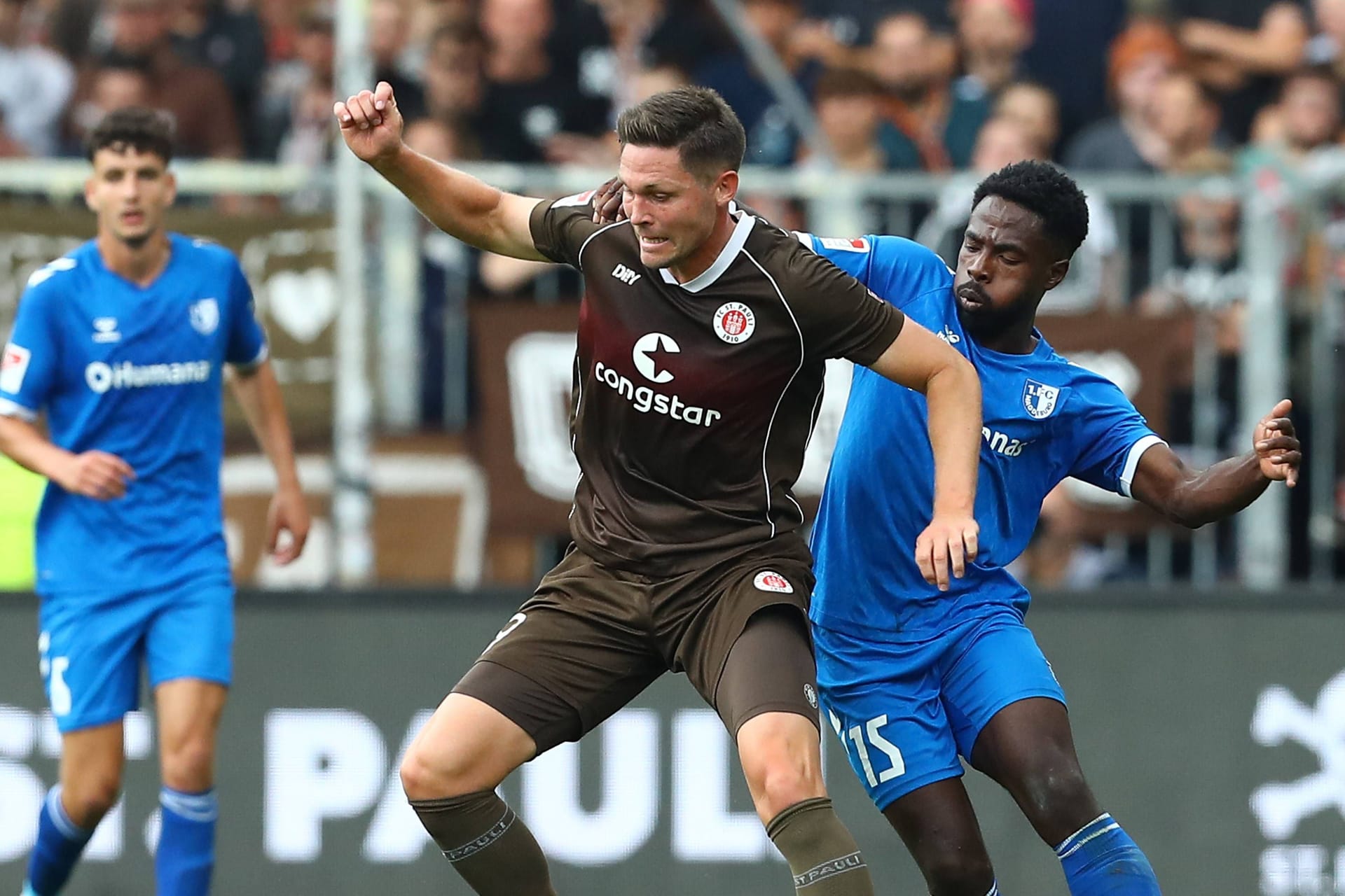 Andreas Albers (m.) und der FC St. Pauli bleiben weiter ungeschlagen.