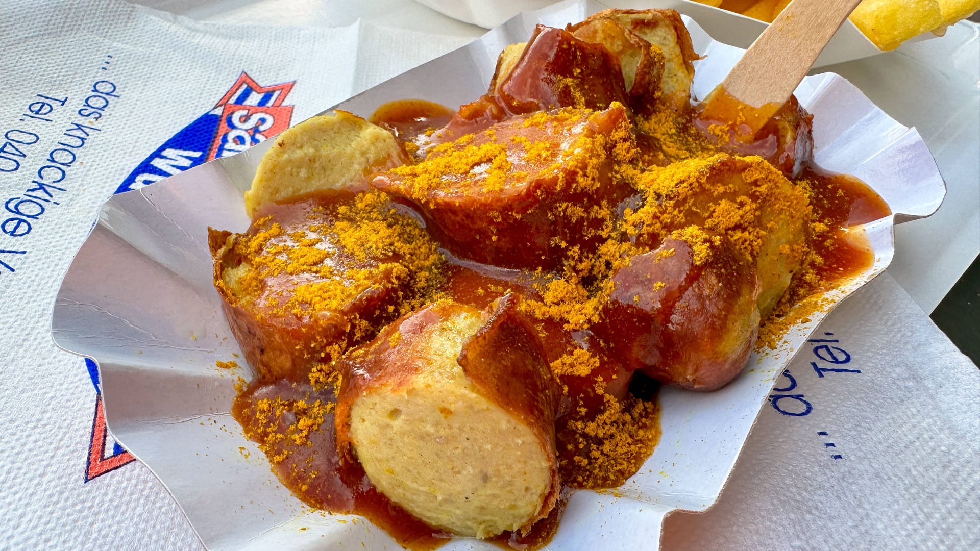 Eine Currywurst (Symbolbild): Zusammen mit einer Flasche Champagner wird die Spezialität auf Sylt zum Luxus.