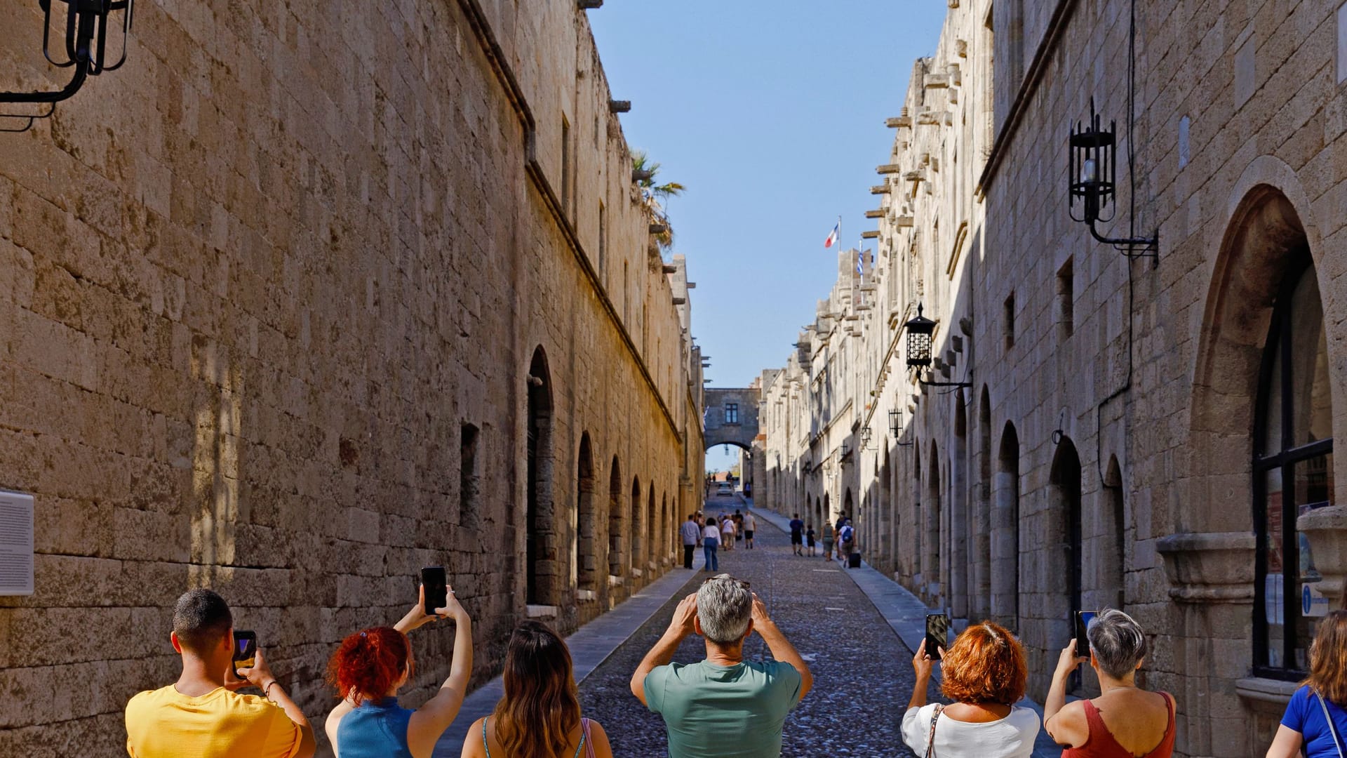 Erfahren Sie mehr über die Geschichte Rhodos bei einem Spaziergang durch die engen, gemütlichen Gassen des Großmeisterpalasts, ein Wahrzeichen der Stadt Rhodos und der höchste Punkt der Altstadt.