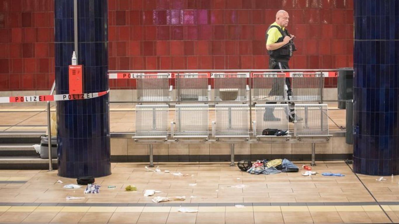 Ebertplatz: Der Tatort im U-Bahnhof in Köln ist noch abgesperrt und weist Spuren des Rettungseinsatzes auf.