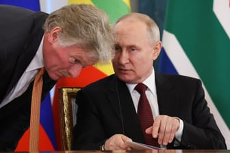 Kremlchef Wladimir Putin (r.) mit seinem Sprecher Dmitri Peskow: Der Kreml stellt sich selbst als demokratisch dar.