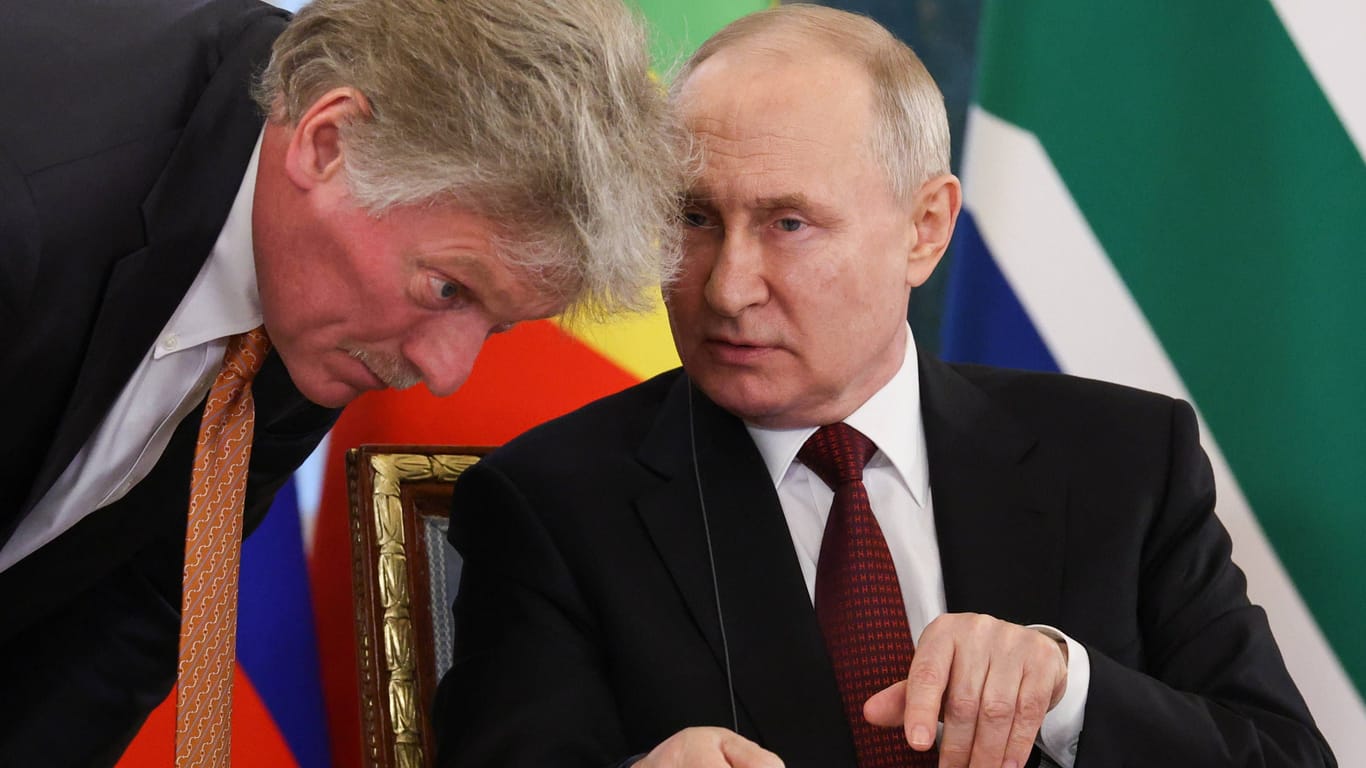 Kremlchef Wladimir Putin (r.) mit seinem Sprecher Dmitri Peskow: Der Kreml stellt sich selbst als demokratisch dar.
