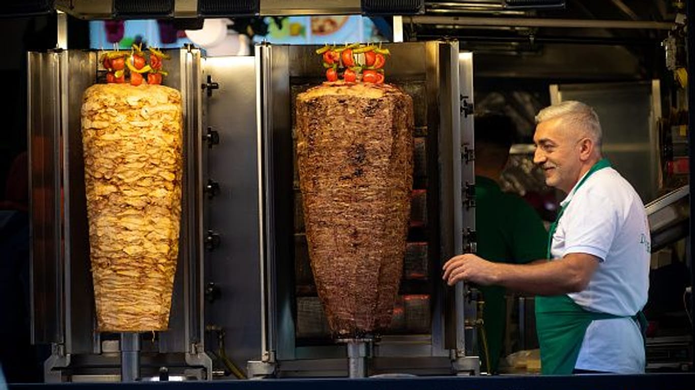 Ein Spieß mit Hähnchenfleisch zur Zubereitung eines Kebab.