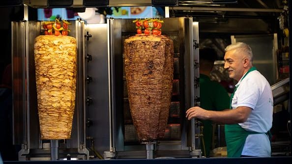 Ein Spieß mit Hähnchenfleisch zur Zubereitung eines Kebab.