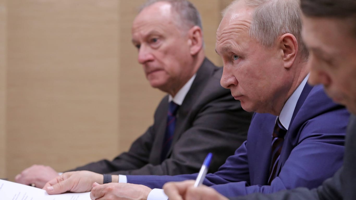 Nikolai Patruschew, inzwischen Sekretär von Russlands Sicherheitsrat, an der Seite von Präsident Putin (Archivbild): Beide sind enge Vertraute und kennen sich seit Jahrzehnten.