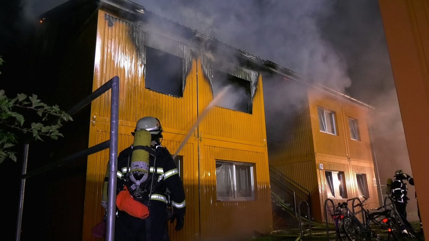 Kampf gegen die Flammen in Bahrenfeld: Der Brand war gegen drei Uhr in der Früh ausgebrochen.