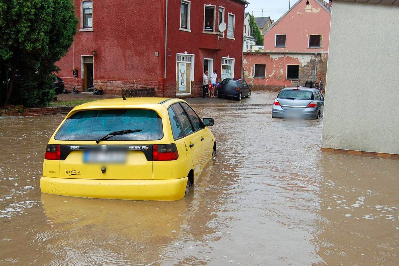 Fahrzeug unter Wasser: Ab einem gewissen Wasserstand besteht Lebensgefahr.