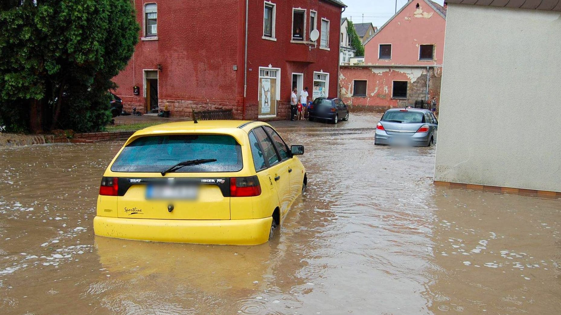 Fahrzeug unter Wasser: Ab einem gewissen Wasserstand besteht Lebensgefahr.