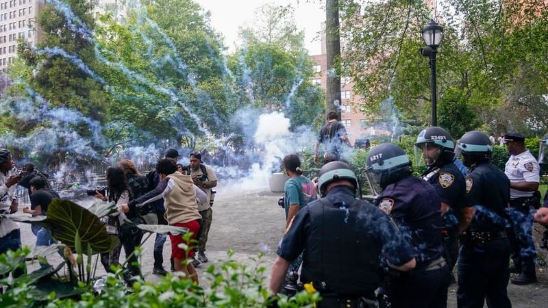 Eine Rauchbombe soll die Menschenmenge auf dem Platz zerstreuen.