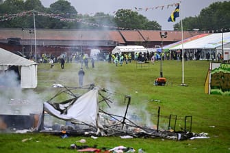 Rauch steigt aus einem niedergebrannten Zelt während des eritreischen Kulturfestivals "Eritrea Scandinavia" in Stockholm.