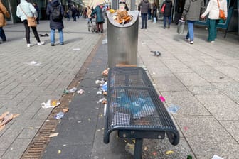 In der Kölner Innenstadt sammelt sich Müll (Symbolbild): Die Stadt will mit dem "Masterplan Stadtsauberkeit" das Problem angehen.