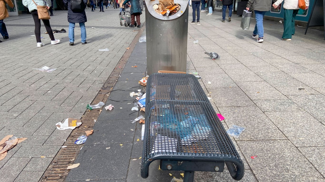 In der Kölner Innenstadt sammelt sich Müll (Symbolbild): Die Stadt will mit dem "Masterplan Stadtsauberkeit" das Problem angehen.