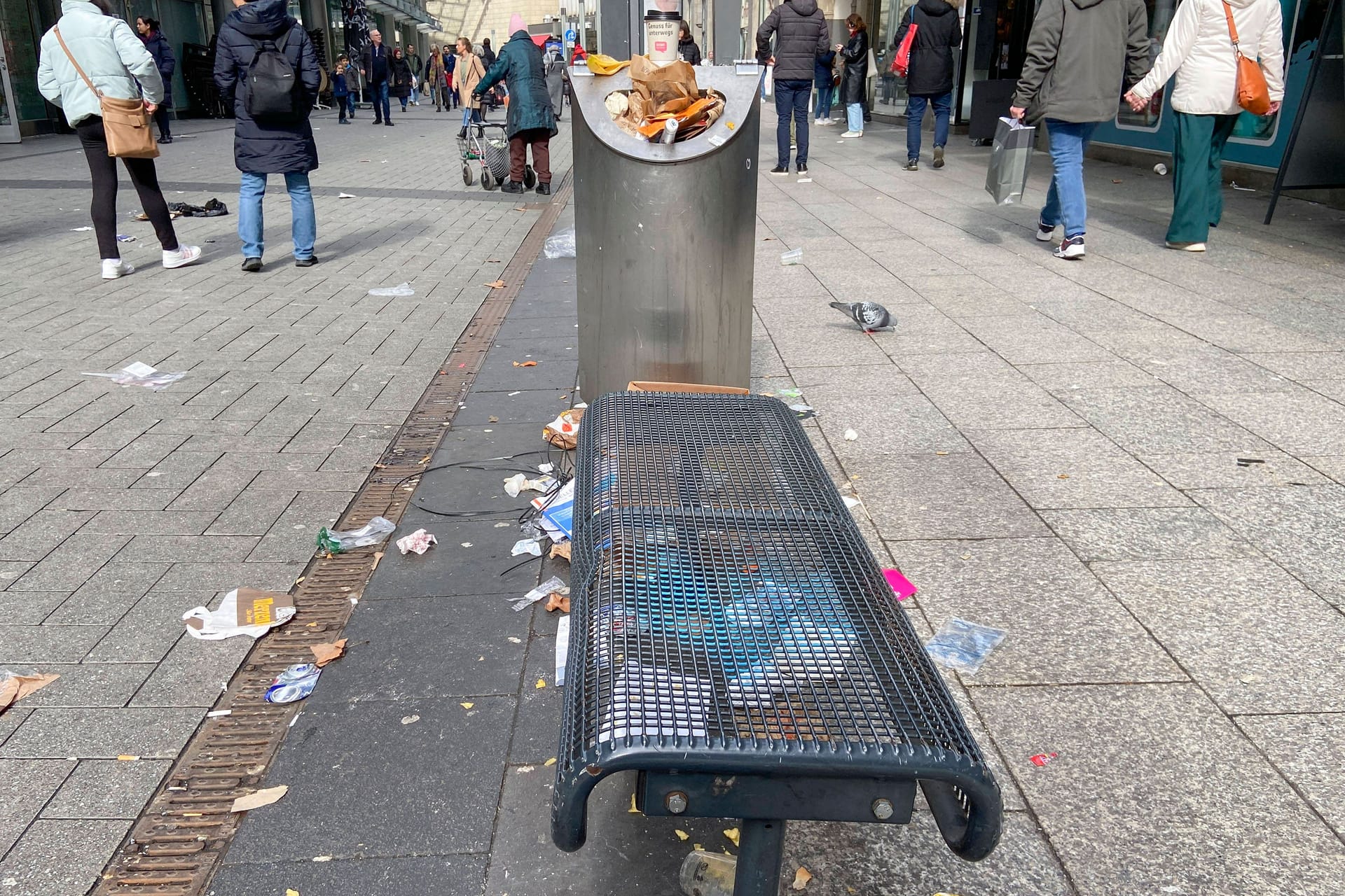 In der Kölner Innenstadt sammelt sich Müll (Symbolbild): Die Stadt will mit dem "Masterplan Stadtsauberkeit" das Problem angehen.