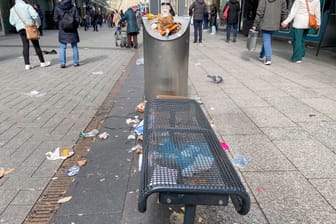 In der Kölner Innenstadt sammelt sich Müll (Symbolbild): Die Stadt will mit dem "Masterplan Stadtsauberkeit" das Problem angehen.