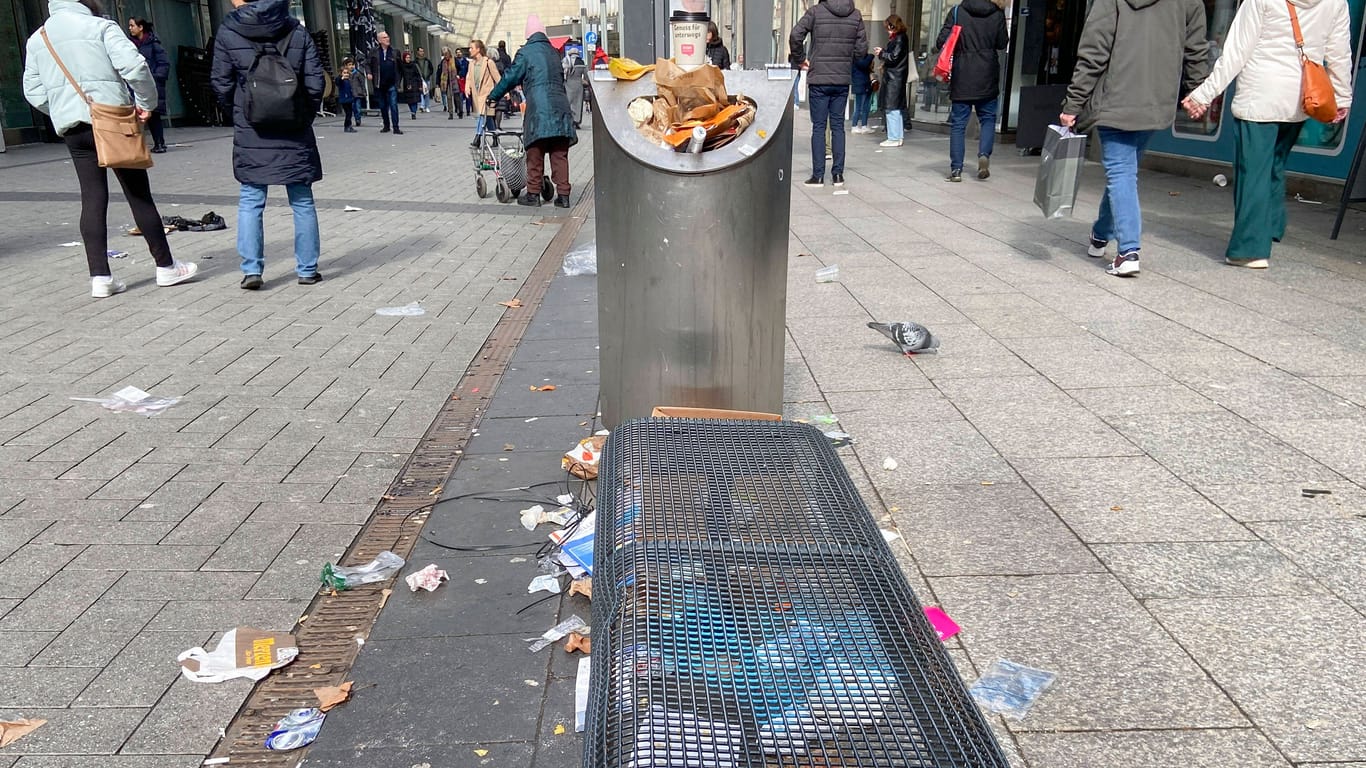 In der Kölner Innenstadt sammelt sich Müll (Symbolbild): Die Stadt will mit dem "Masterplan Stadtsauberkeit" das Problem angehen.