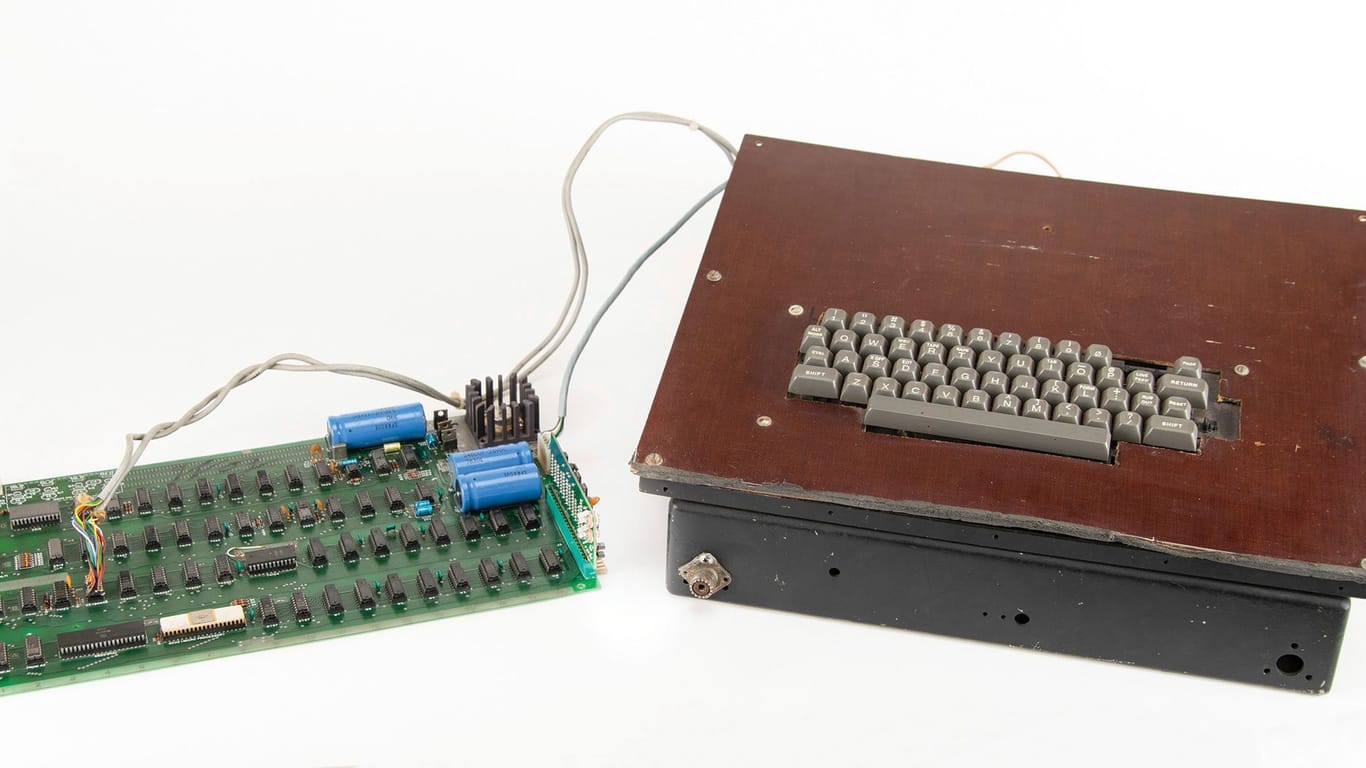 Holzverkleidet und sehr selten: ein Apple I PC aus den Siebziger Jahren.