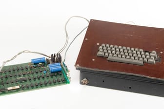 Holzverkleidet und sehr selten: ein Apple I PC aus den Siebziger Jahren.