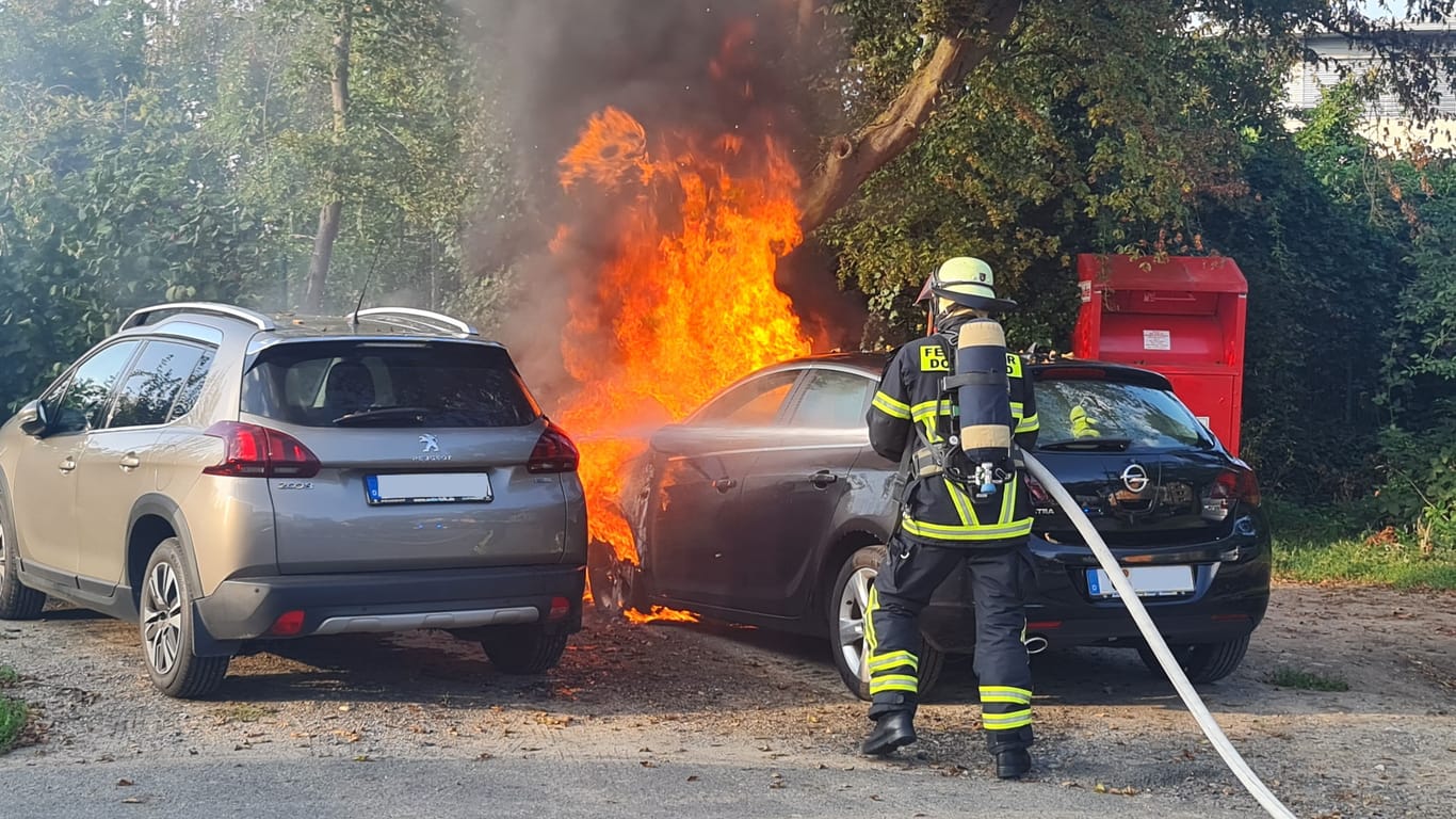 Der brennende Pkw: Die Feuerwehr konnte den Brand löschen – doch beide Autos wurden stark beschädigt.