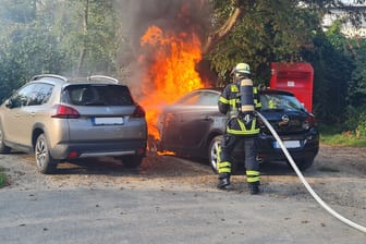 Der brennende Pkw: Die Feuerwehr konnte den Brand löschen – doch beide Autos wurden stark beschädigt.