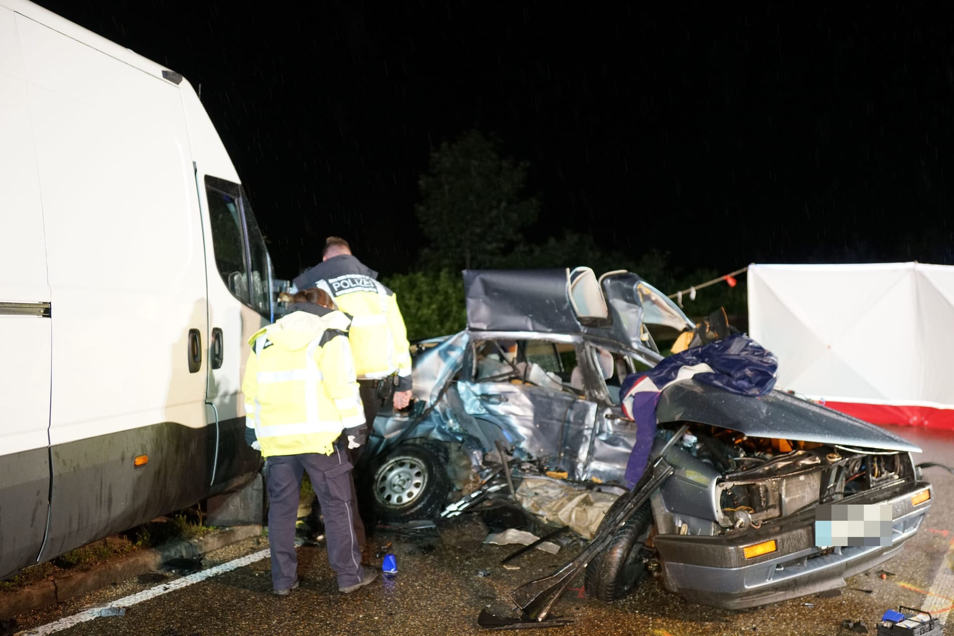 Schwerer Unfall auf der B10 bei Geislingen an der Steige in Richtung Ulm: Mit der Beifahrerseite krachte der VW Jetta in den entgegenkommenden Iveco.