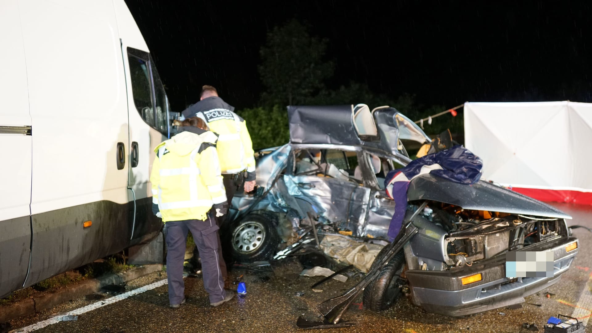 Schwerer Unfall auf der B10 bei Geislingen an der Steige in Richtung Ulm: Mit der Beifahrerseite krachte der VW Jetta in den entgegenkommenden Iveco.